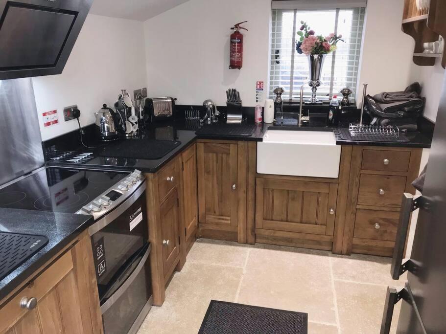 Chic 2 Bed Peak District Cottage Barn Near Alton Towers, Polar Bears, Chatsworth House Leek Extérieur photo